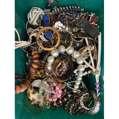 85 - A TRAY OF COSTUME JEWELLERY