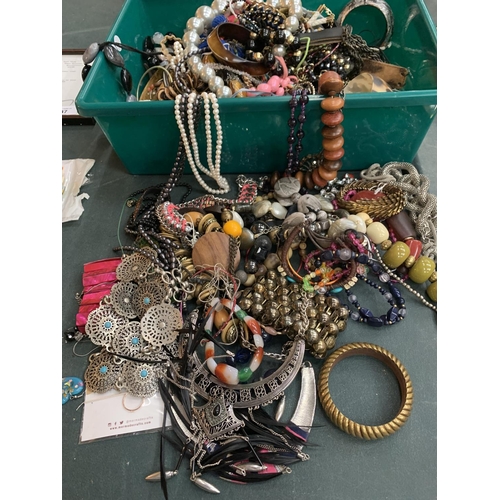 85 - A TRAY OF COSTUME JEWELLERY