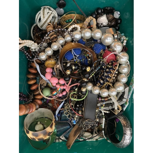 85 - A TRAY OF COSTUME JEWELLERY