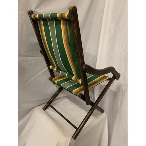 92 - A VINTAGE CHILD'S DECK CHAIR