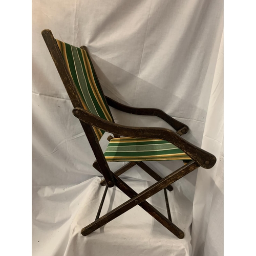 92 - A VINTAGE CHILD'S DECK CHAIR