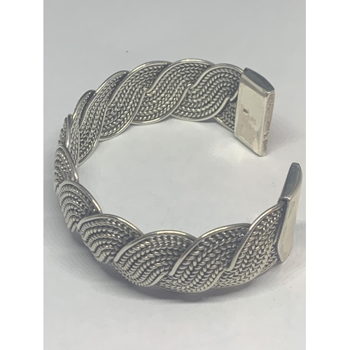 659 - A HEAVY SILVER BRACELET WITH A TWIST DESIGN