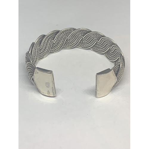 659 - A HEAVY SILVER BRACELET WITH A TWIST DESIGN