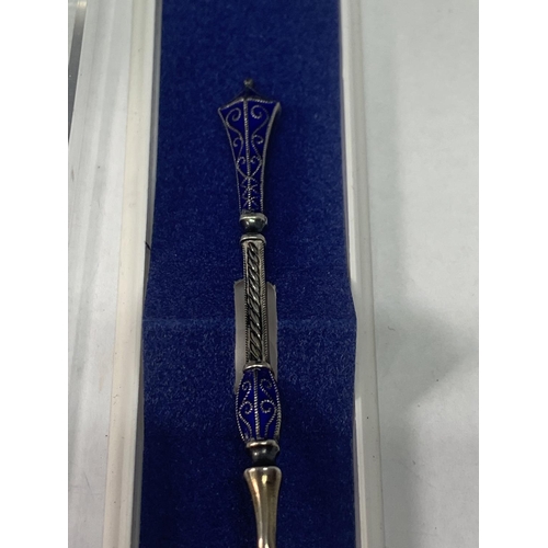 677 - A NORWEGIAN SILVER AND ENAMEL SPOON WITH A MARIUS HAMMER DESIGN