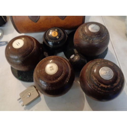 821 - A SET OF VINTAGE BOWLS. TO INCLUDE THE BOWLS, CARRY CASE, BAG AND MEASURE