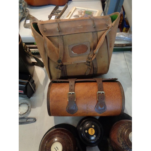 821 - A SET OF VINTAGE BOWLS. TO INCLUDE THE BOWLS, CARRY CASE, BAG AND MEASURE