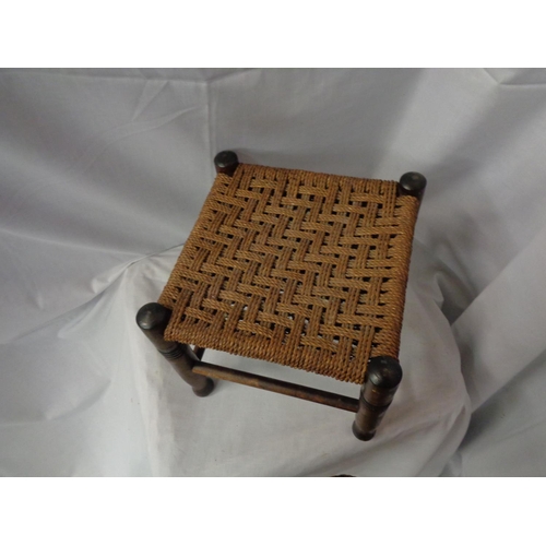 829 - AN OAK RUSH SEATED STOOL - H:24CM DIA:26.5CM