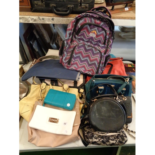 848 - A SELECTION OF HANDBAGS, PURSES AND BAGS