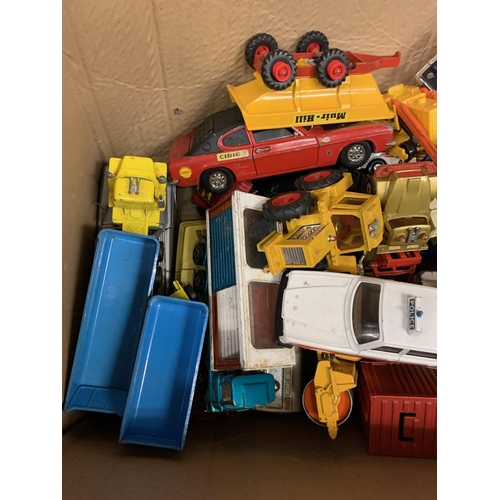 320A - A LARGE COLLECTION OF DIECAST CARS AND TRUCKS