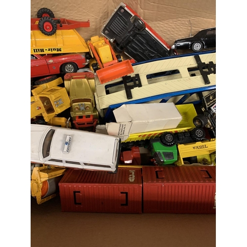 320A - A LARGE COLLECTION OF DIECAST CARS AND TRUCKS