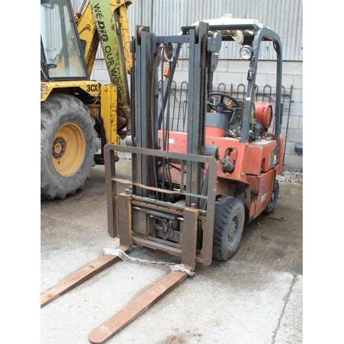 114 - NISSAN GAS FORK LIFT NON RUNNER  NO VAT