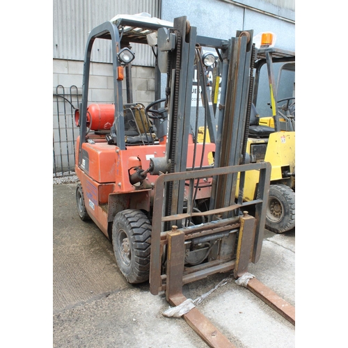 114 - NISSAN GAS FORK LIFT NON RUNNER  NO VAT