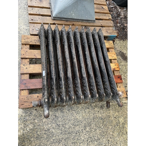 108A - A DECORATIVE VINTAGE CAST IRON RADIATOR