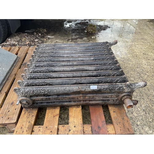 108A - A DECORATIVE VINTAGE CAST IRON RADIATOR