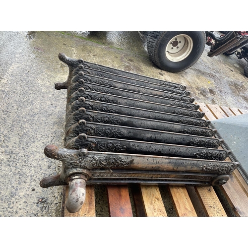 108A - A DECORATIVE VINTAGE CAST IRON RADIATOR