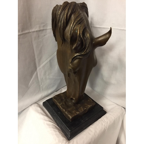 21 - A LARGE BRONZE SCULPTURE OF A HORSE'S HEAD ON A MARBLE BASE 58CM HIGH