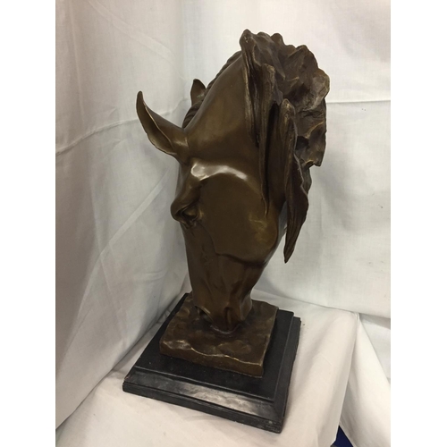 21 - A LARGE BRONZE SCULPTURE OF A HORSE'S HEAD ON A MARBLE BASE 58CM HIGH