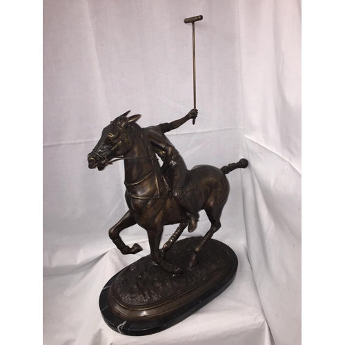 31 - A LARGE BRONZE STATUE OF A POLO PLAYER ON A MARBLE BASE 54CM LENGTH (TAIL TO NOSE) X 60CM HEIGHT