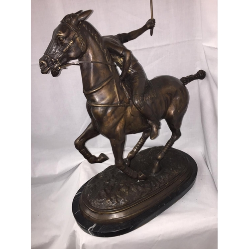 31 - A LARGE BRONZE STATUE OF A POLO PLAYER ON A MARBLE BASE 54CM LENGTH (TAIL TO NOSE) X 60CM HEIGHT