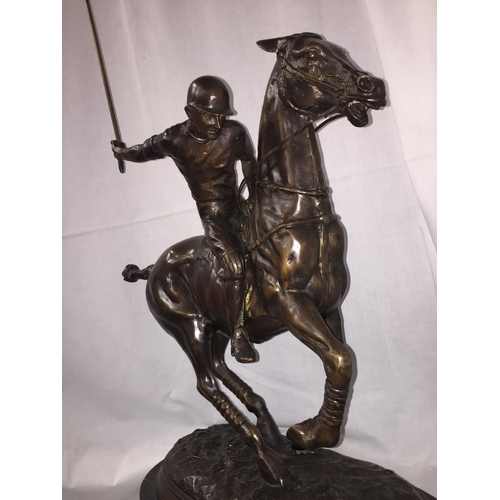 31 - A LARGE BRONZE STATUE OF A POLO PLAYER ON A MARBLE BASE 54CM LENGTH (TAIL TO NOSE) X 60CM HEIGHT