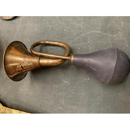 70 - A BRASS VINTAGE STYLE TAXI HORN