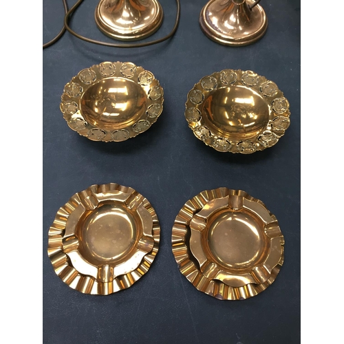 103 - A SELECTION OF BRASS ITEMS TO INCLUDE TABLE LAMPS.