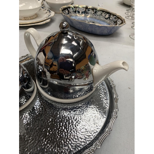 152A - A RETRO STYLE SILVER PLATED AND CERAMIC TEAPOT, JUG AND SUGAR BOWL ON A PLATED TRAY