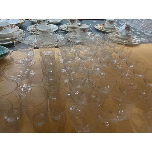 262 - A LARGE QUANTITY OF VARIOUS GLASSWARE TO INCLUDE WINE, BRANDY, VASES ETC