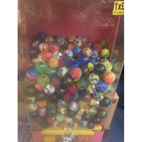 276 - A CHILDRENS TOY BALL VENDING MACHINE WITH KEYS  WITH OVER 400 BALLS