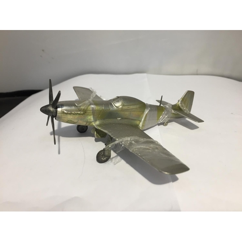 406 - A BOXED PEWTER MODEL 1940 WW2 AEROPLANE 'NORTH AMERICAN P-51 MUSTANG'