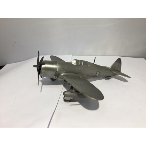 410 - A PEWTER MODEL 1941 WW2 AMERICAN AEROSPACE AEROPLANE 'REPUBLIC P-47 THUNDERBOLT'