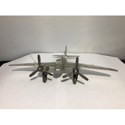 419 - A BOXED PEWTER MODEL 1940 WW2 BRITISH COMBAT TWIN ENGINED AIRCFRAFT 'DE HAVILLAND MOSQUITO' OR KNOWN... 