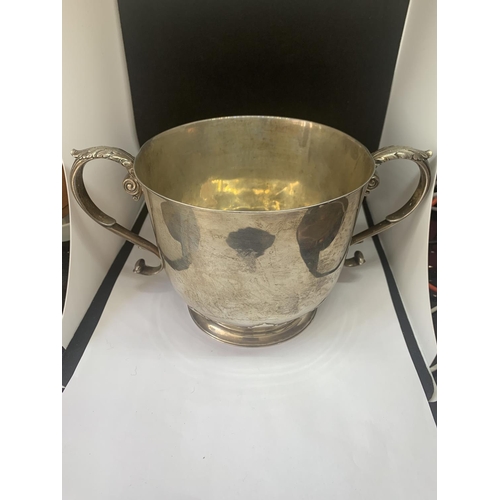 453 - A HALLMARKED LONDON SILVER LARGE TWIN HANDLED DRINKING VESSEL WEIGHT 573 GRAMS
