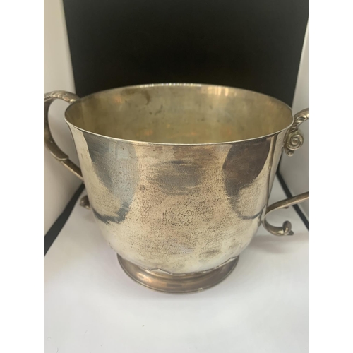 453 - A HALLMARKED LONDON SILVER LARGE TWIN HANDLED DRINKING VESSEL WEIGHT 573 GRAMS