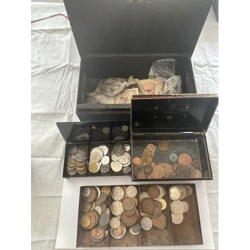 500 - A TIN CONTAINING A LARGE QUANTITY OF FOREIGN COINS