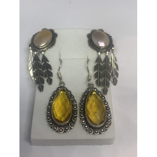 524 - TWO PAIRS OF SILVER EARRINGS TO INCLUDE A FEATHER DESIGN WITH PEARLISED STONE AND AN AMBER COLOURED ... 