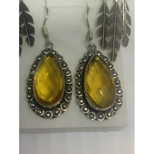 524 - TWO PAIRS OF SILVER EARRINGS TO INCLUDE A FEATHER DESIGN WITH PEARLISED STONE AND AN AMBER COLOURED ... 