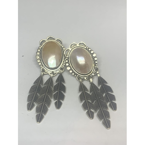 524 - TWO PAIRS OF SILVER EARRINGS TO INCLUDE A FEATHER DESIGN WITH PEARLISED STONE AND AN AMBER COLOURED ... 