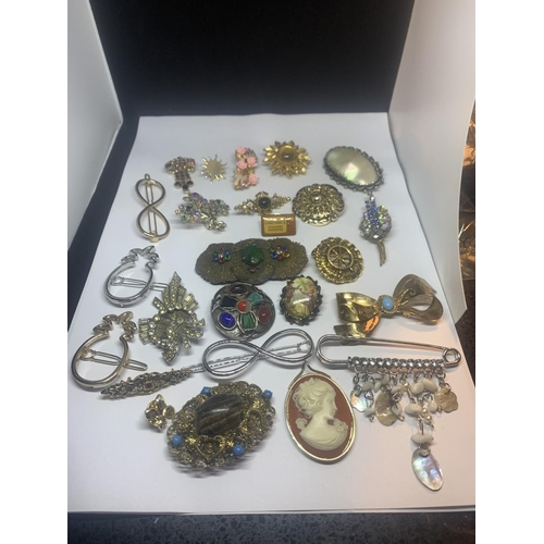 534 - A LARGE COLLECTION OF BROOCHES, PIN BADGES AND HAIR CLIPS WIT A PRESENTATION BOX
