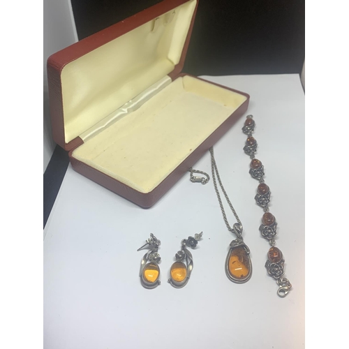 536 - A SILVER AND AMBER SET TO INCLUDE NECKLACE, BRACELET AND EARRINGS IN A FLOWER DESIGN WITH A PRESENTA... 