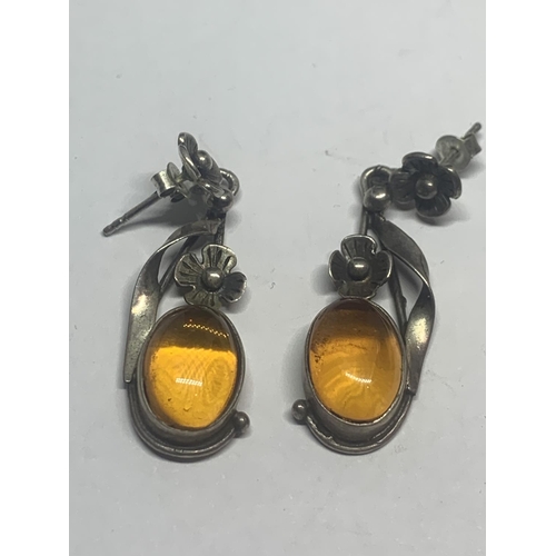 536 - A SILVER AND AMBER SET TO INCLUDE NECKLACE, BRACELET AND EARRINGS IN A FLOWER DESIGN WITH A PRESENTA... 