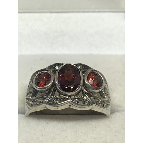 569 - A SILVER AND THREE STONE RING WITH PRESENTATION BOX