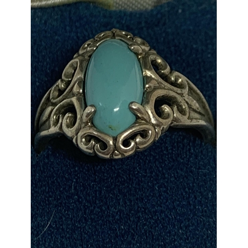 578 - AN ORNATE SILVER RING WITH A BLUE NAVAJO STYLE STONE IN A PRESENTATION BOX