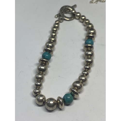 580 - A SILVER NECKLACE WITH PENDANT AND A BRACELET WITH BLUE NAVAJO STYLE STONES IN A PRESENTATION BOX