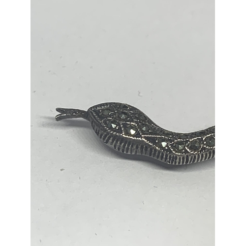 596 - A SILVER SNAKE BROOCH AND A PAIR OF SILVER EARRINGS