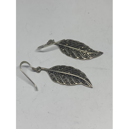 596 - A SILVER SNAKE BROOCH AND A PAIR OF SILVER EARRINGS