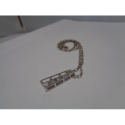 608 - AN 18 CARAT WHITE GOLD NECKLACE WITH A PENDANT INCORPORATING FOUR DIAMONDS WITH A 50CM CHAIN IN A WO... 