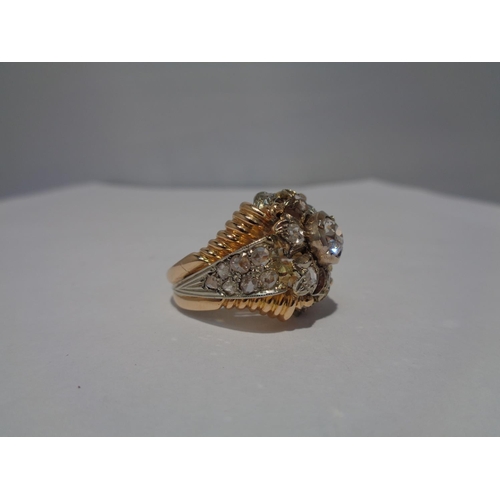 612 - AN 18 CARAT WHITE AND YELLOW GOLD ART DECO CLUSTER RING WITH A CENTRE DIAMOND, SIX SURROUNDING DIAMO... 