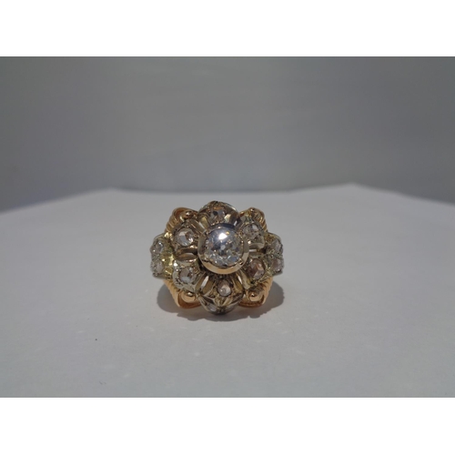 612 - AN 18 CARAT WHITE AND YELLOW GOLD ART DECO CLUSTER RING WITH A CENTRE DIAMOND, SIX SURROUNDING DIAMO... 