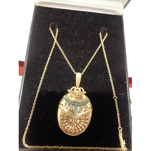 623 - A 9 CARAT GOLD WINDOW LOCKET SET WITH OPALS (GLASS A/F) GROSS WEIGHT 20.6 GRAMS CHAIN LENGTH 46CM LO... 